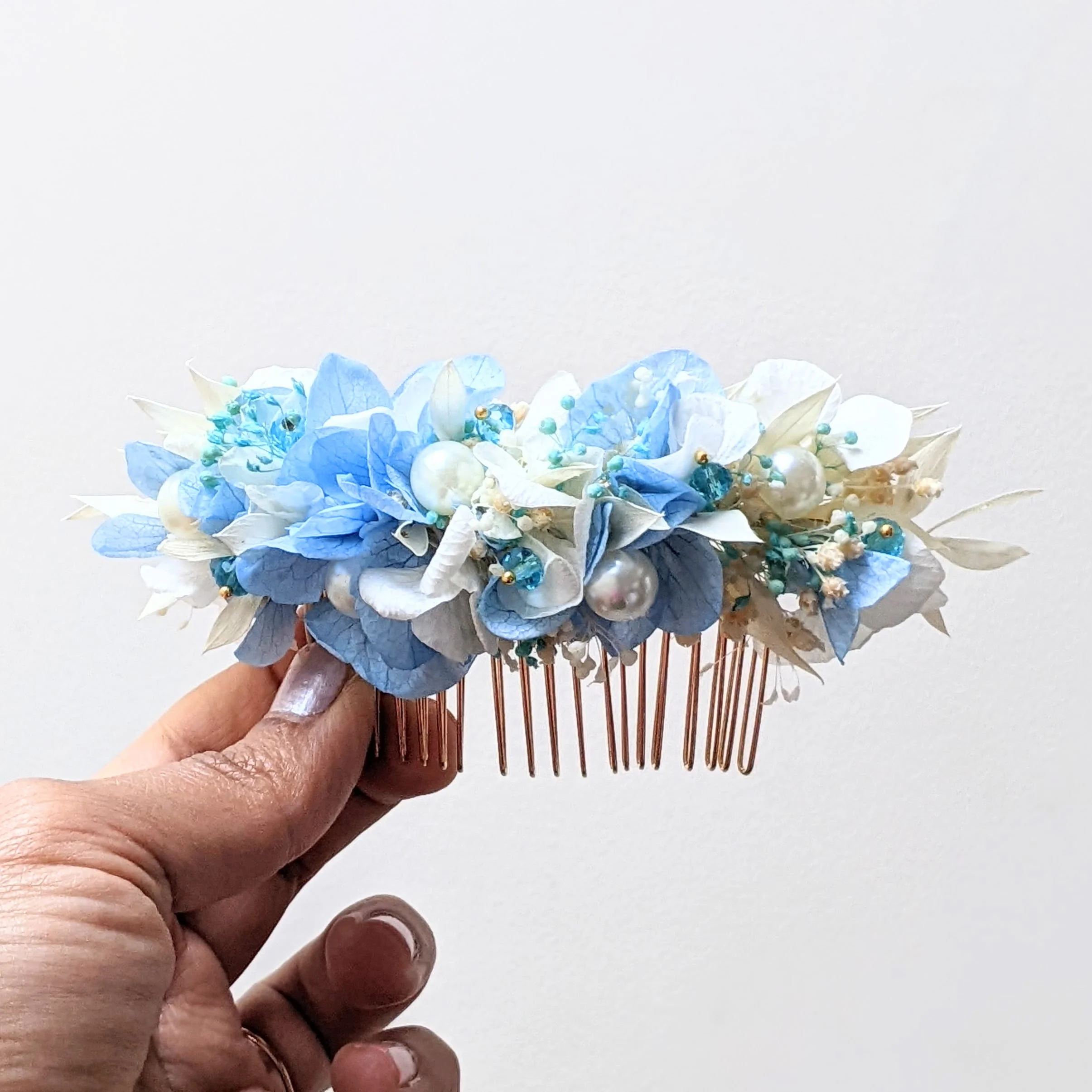 Peigne à cheveux fleuri pour coiffure de mariage avec fleurs stabilisées bleu ciel et perles, Jennifer – Image 3