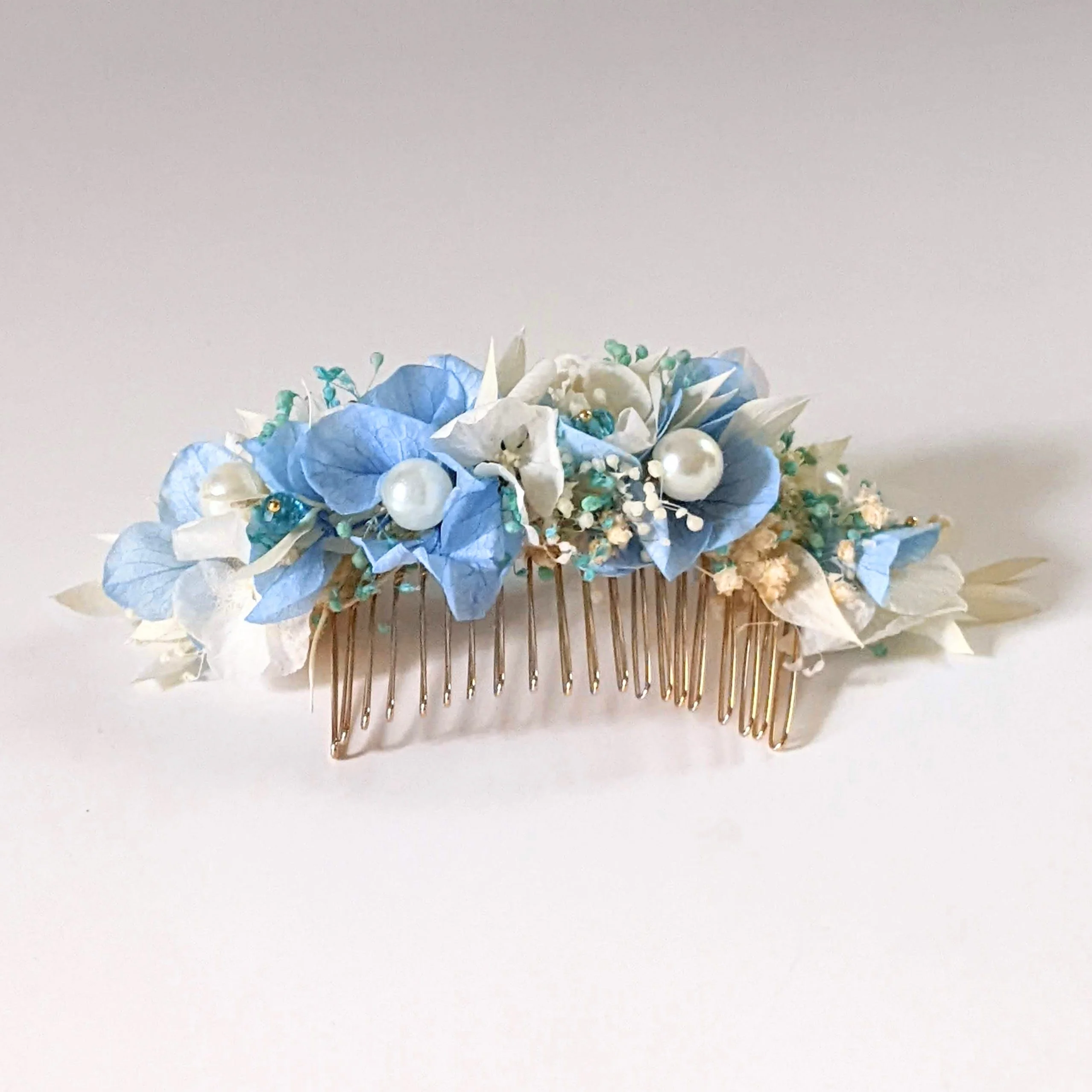 Peigne à cheveux fleuri pour coiffure de mariage avec fleurs stabilisées bleu ciel et perles, Jennifer – Image 2