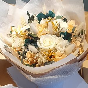 Bouquet de mariée avec roses éternelles et fleurs séchées, Aurore évalué par Fortier