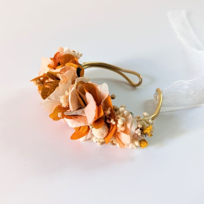 Bracelet de mariée artisanal en fleurs stabilisées orangées, Chloé 2