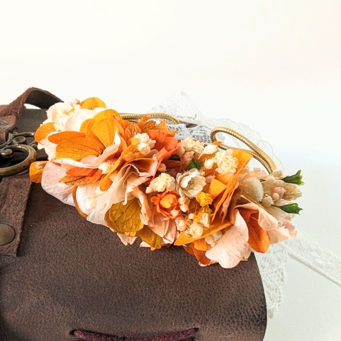 Bracelet de mariée artisanal en fleurs stabilisées orangées, Chloé