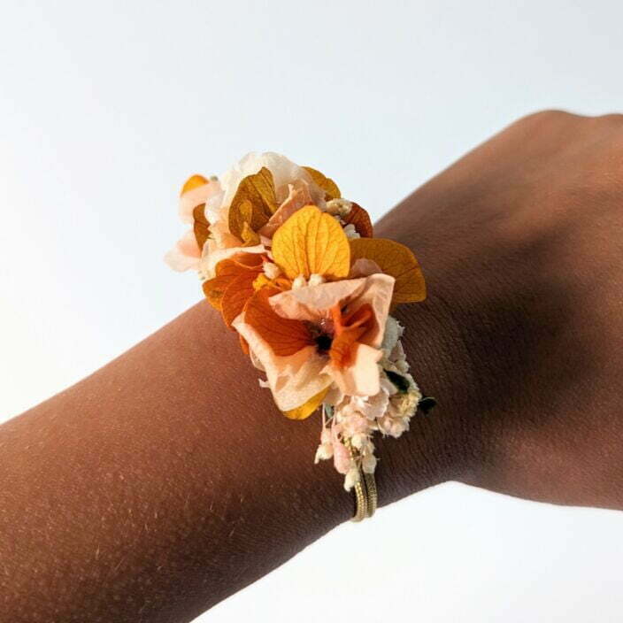 Bracelet de mariée artisanal en fleurs stabilisées orangées, Chloé 3