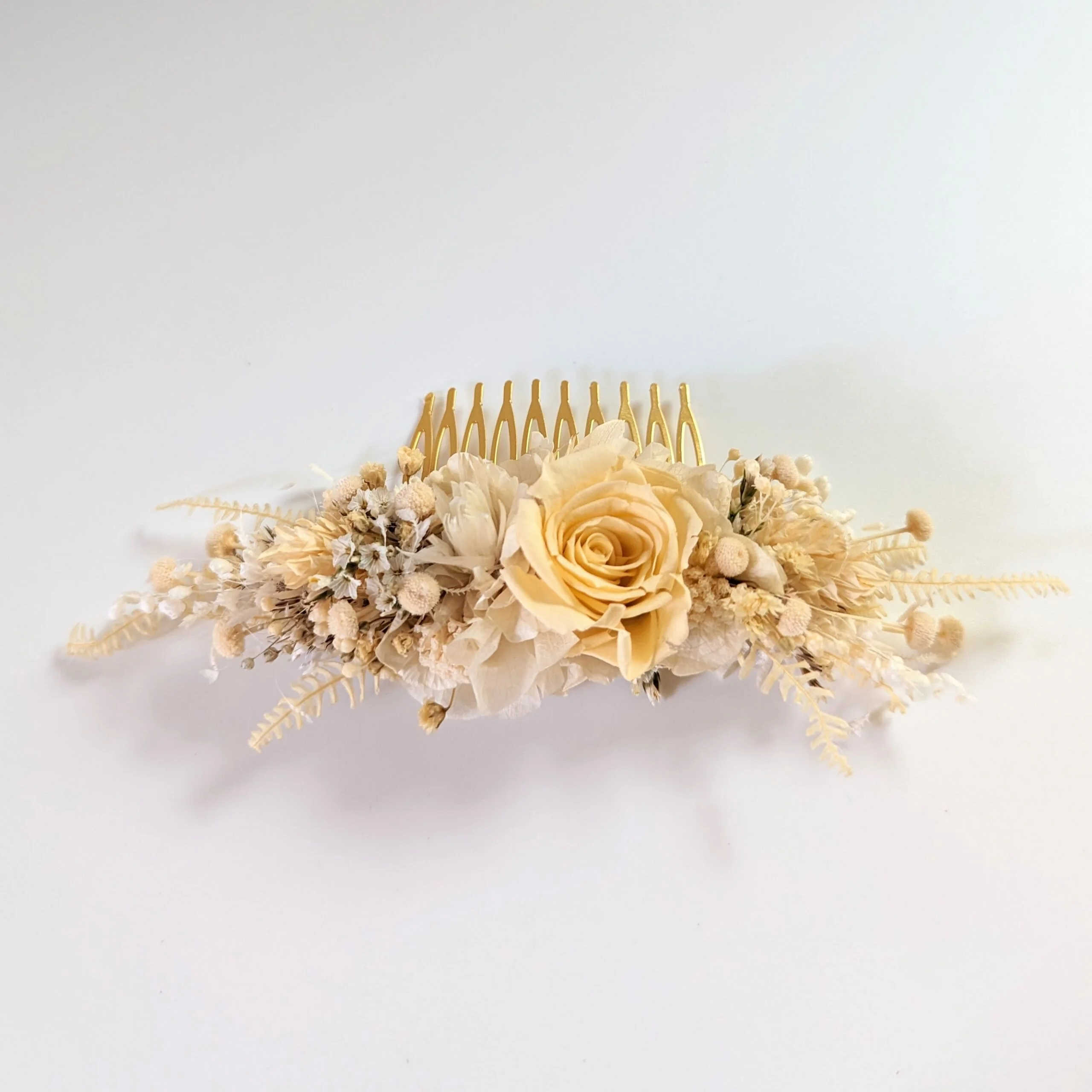 Peigne à cheveux fleuri pour coiffure de mariage en fleurs stabilisées beiges, Laly – Image 2