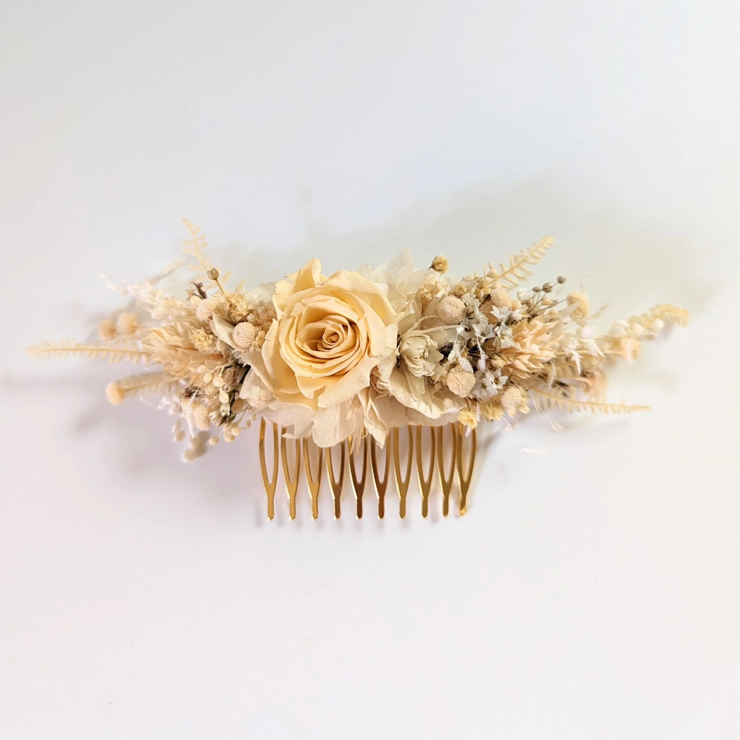 Peigne à cheveux fleuri pour coiffure de mariage en fleurs stabilisées beiges, Laly – Image 3