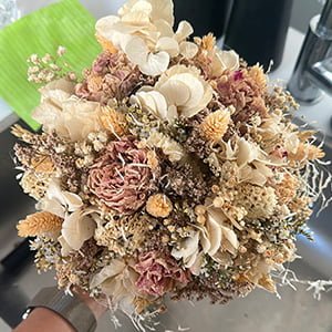 Bouquet de mariée avec pivoines séchées et hortensias stabilisés dans les tons roses, Jessy évalué par Romana
