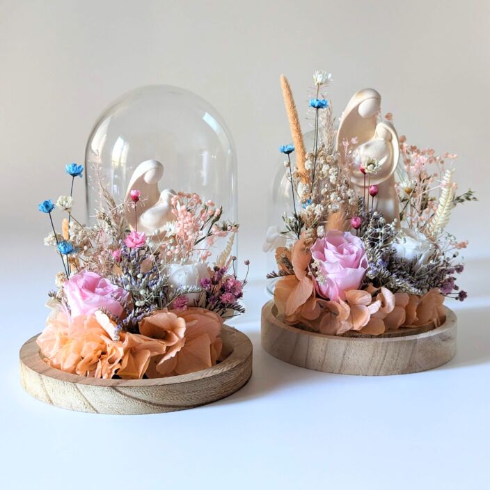 Cloche en verre avec fleurs éternelles et statuette artisanale en bois Val Gardena, Maria 3