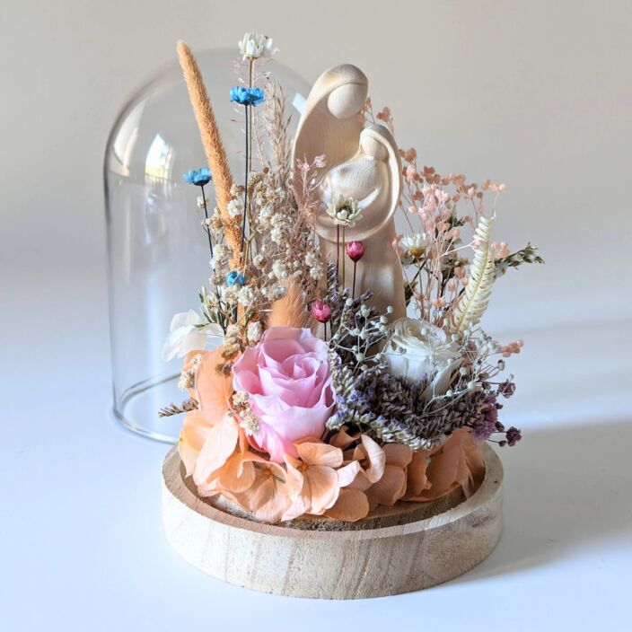 Cloche en verre avec fleurs éternelles et statuette artisanale en bois Val Gardena, Maria 2