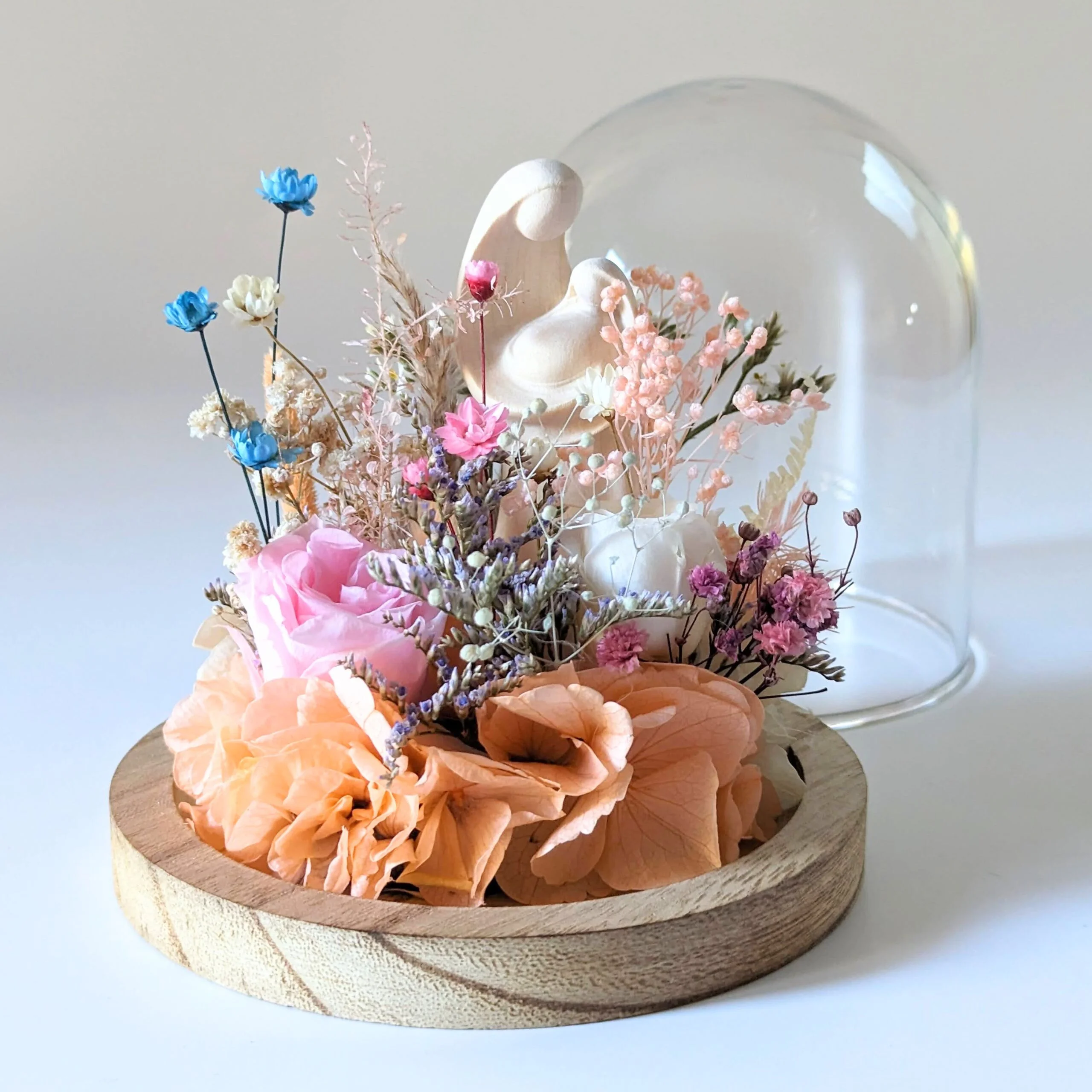 Cloche en verre avec fleurs éternelles et statuette artisanale en bois Val Gardena, Maria – Image 4