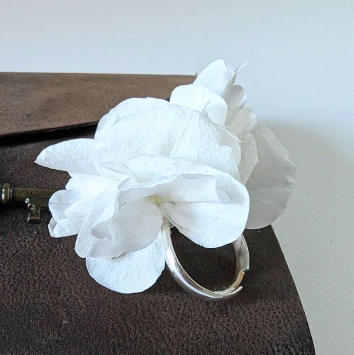 Bague de mariée artisanale en hortensias stabilisés blancs, Naëlle