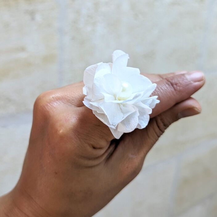 Bague de mariée artisanale en hortensias stabilisés blancs, Naëlle 4