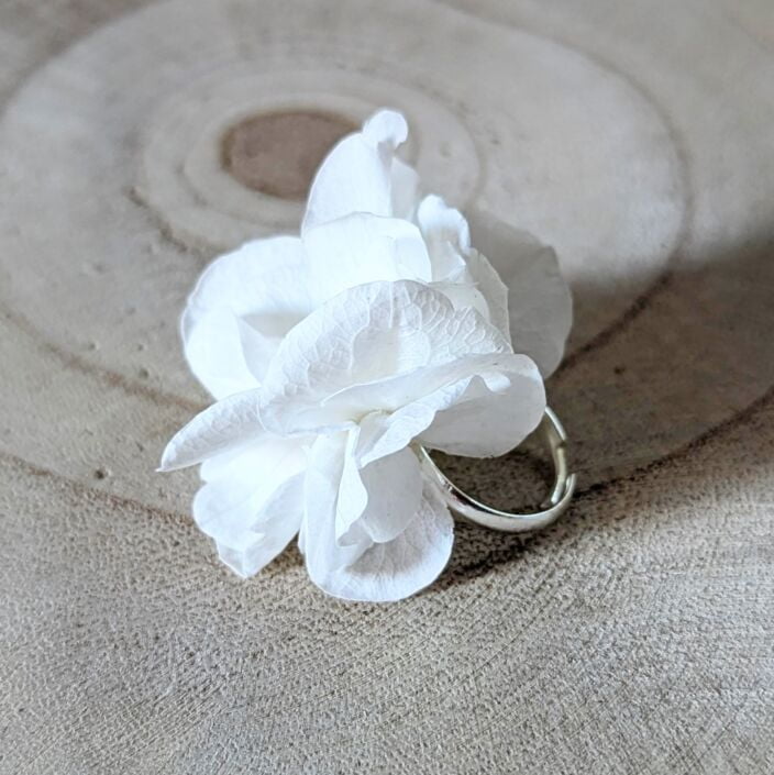 Bague de mariée artisanale en hortensias stabilisés blancs, Naëlle 3