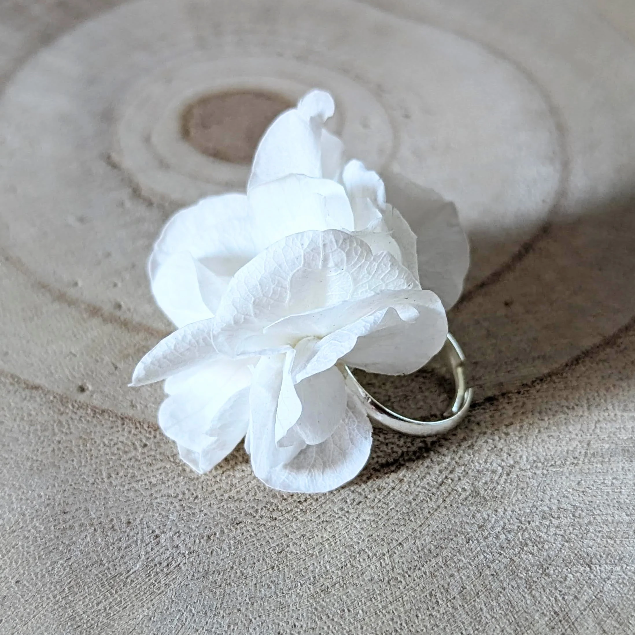 Bague de mariée artisanale en hortensias stabilisés blancs, Naëlle – Image 3
