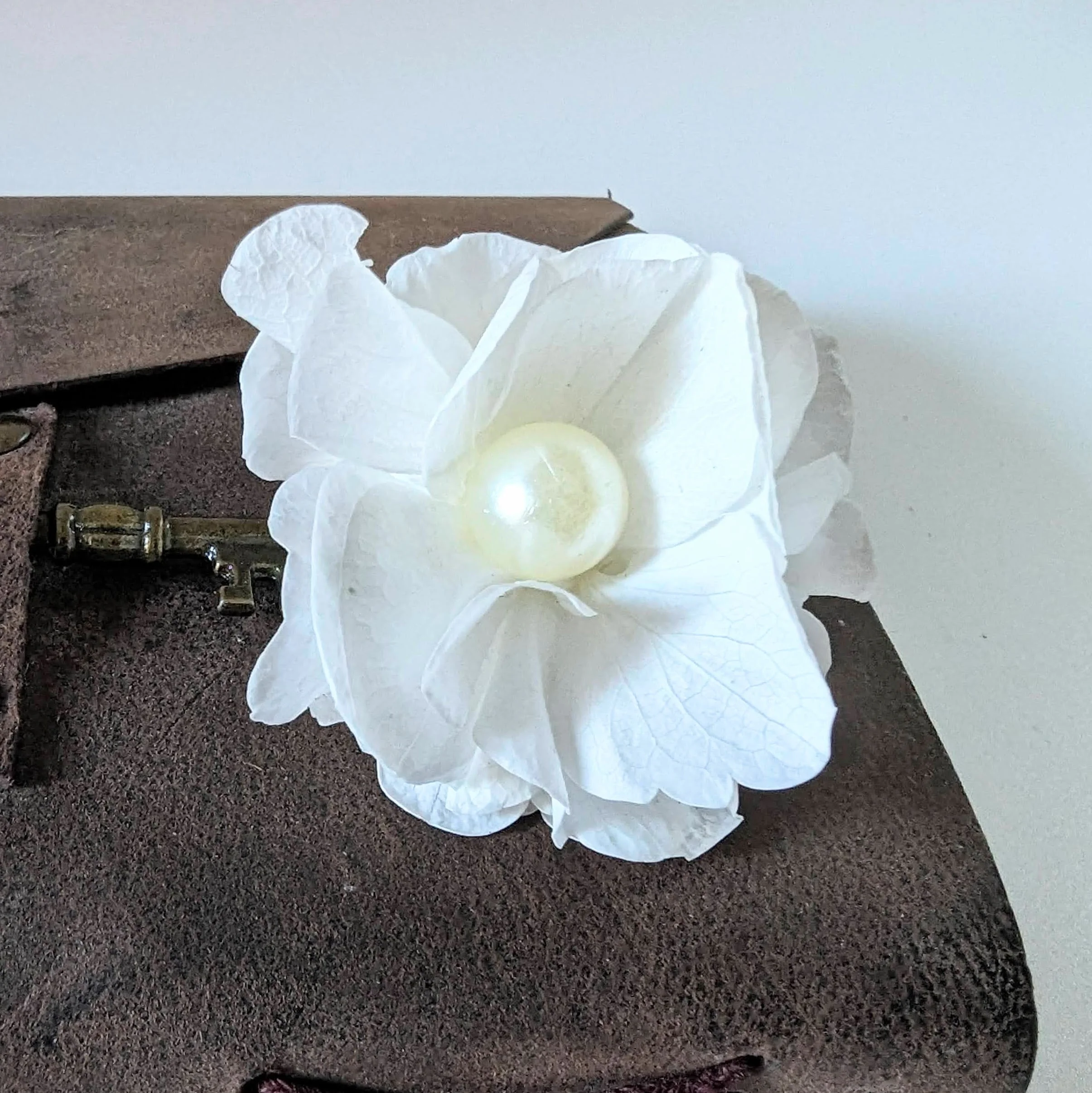 Bague de mariée artisanale en hortensias stabilisés blancs, Naëlle – Image 2