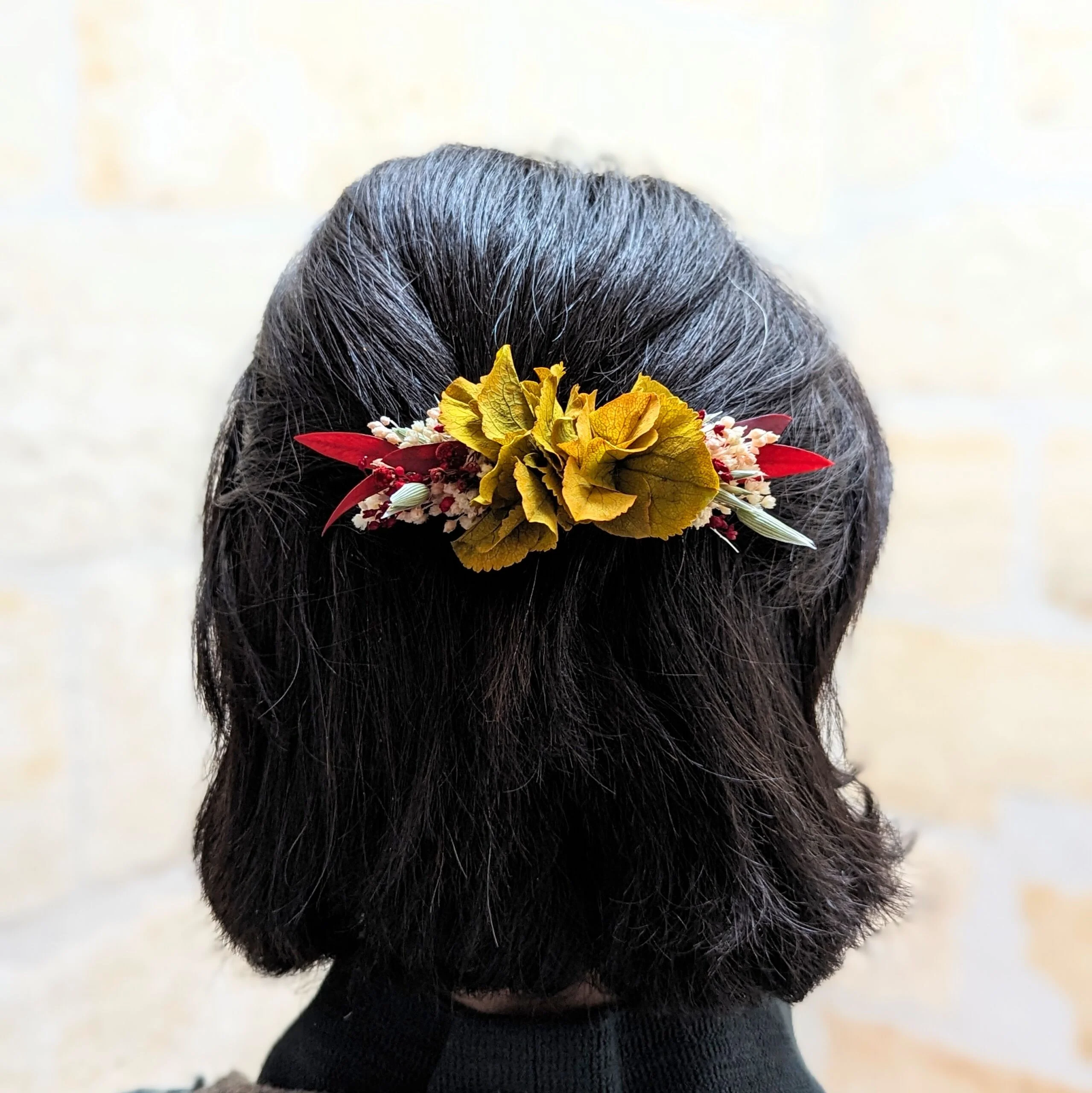 Barrette à cheveux fleurie pour coiffure de mariage en fleurs stabilisées safran, Dahlia – Image 4