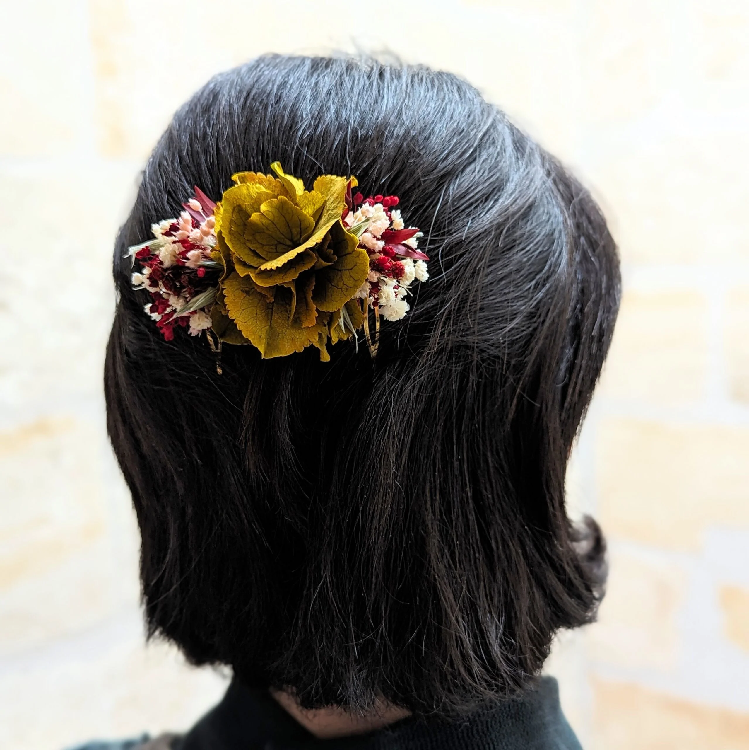 Peigne à cheveux fleuri pour coiffure de mariage en fleurs séchées & stabilisées safran, Dahlia – Image 4