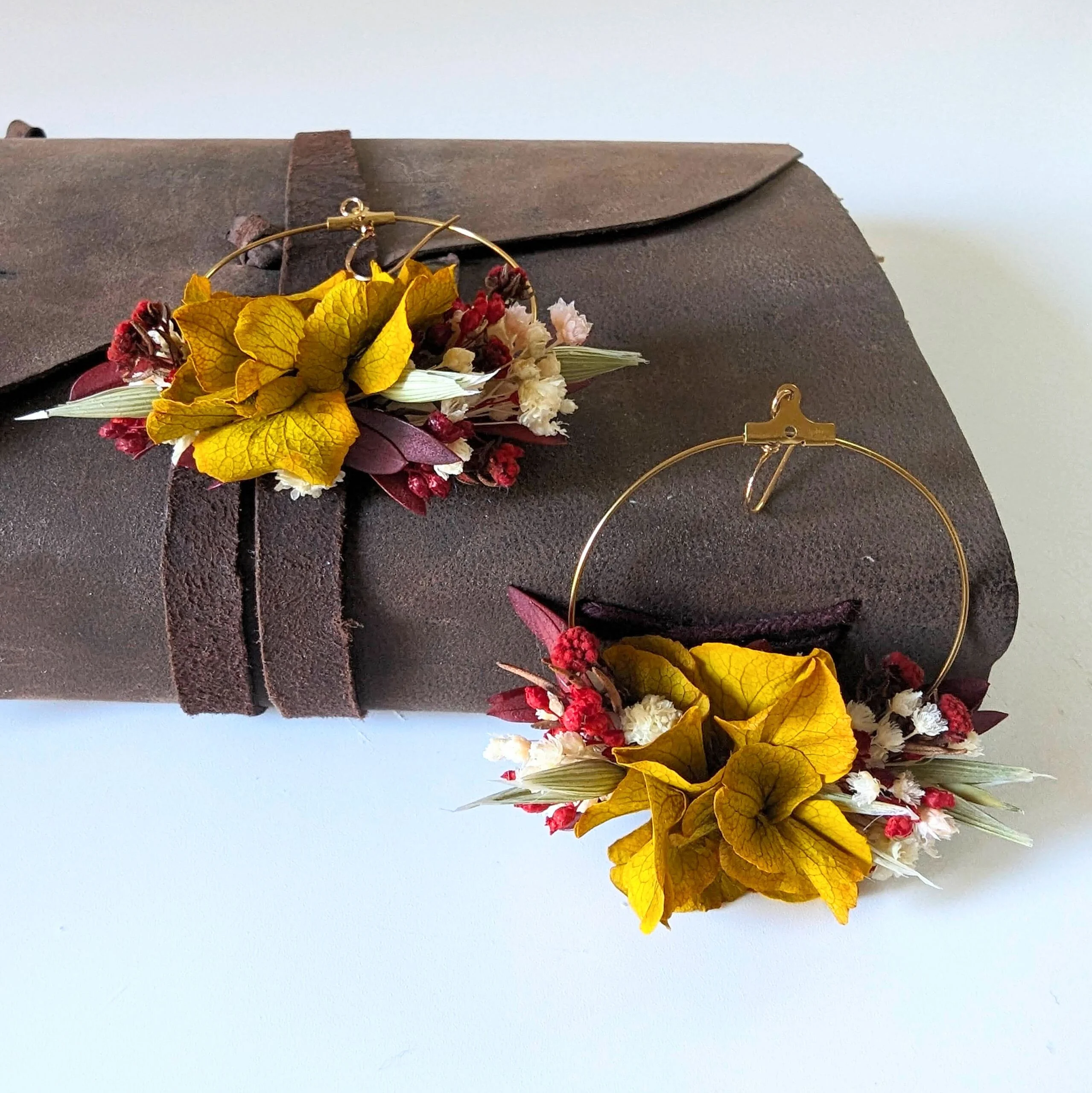 Boucles d’oreilles de mariée artisanales en fleurs séchées & stabilisées safran, Dahlia – Image 3