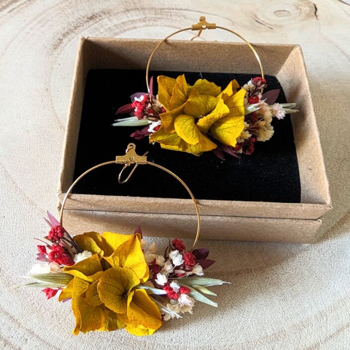 Boucles d’oreilles de mariée artisanales en fleurs séchées & stabilisées safran, Dahlia