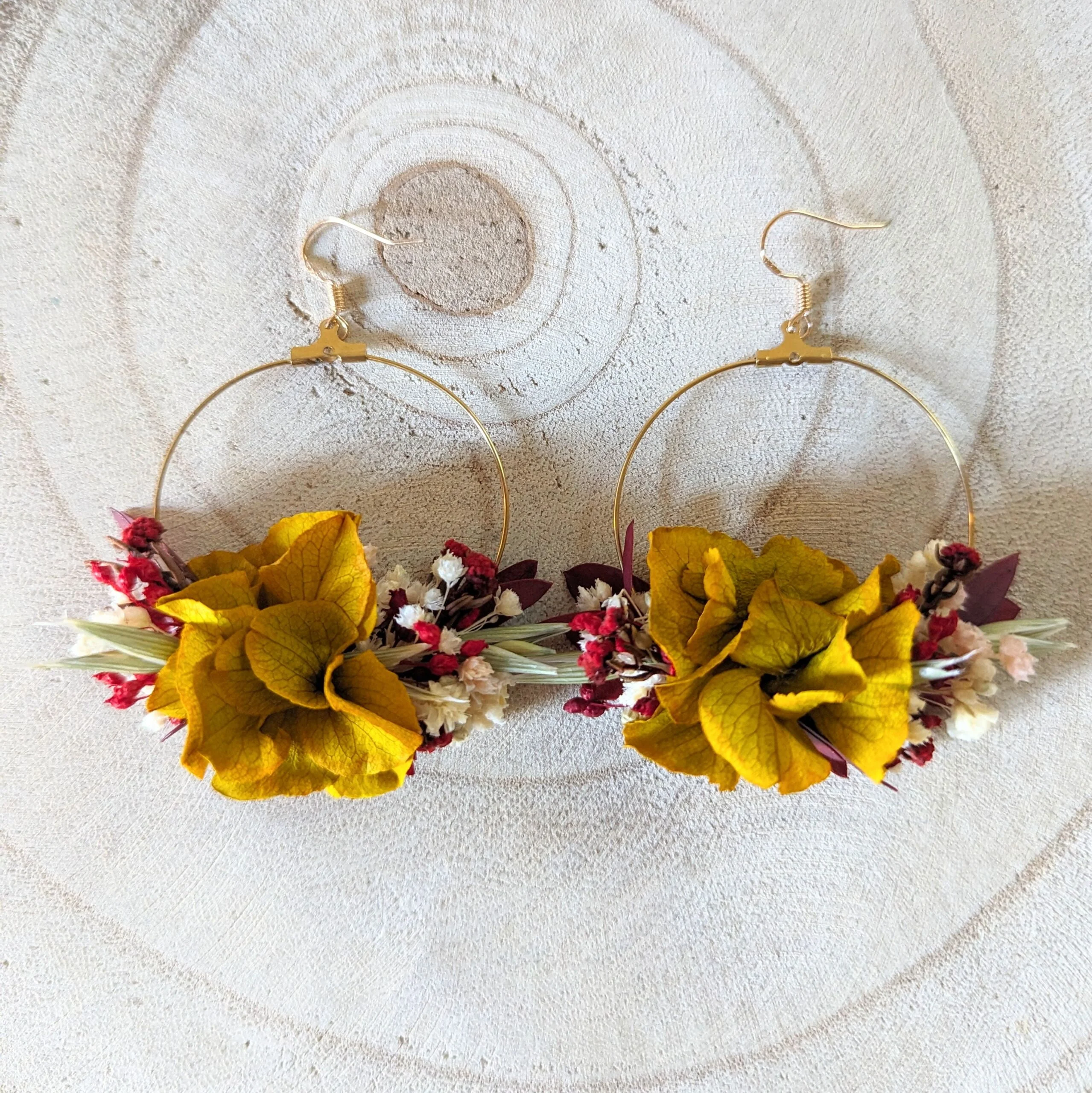 Boucles d’oreilles de mariée artisanales en fleurs séchées & stabilisées safran, Dahlia – Image 2