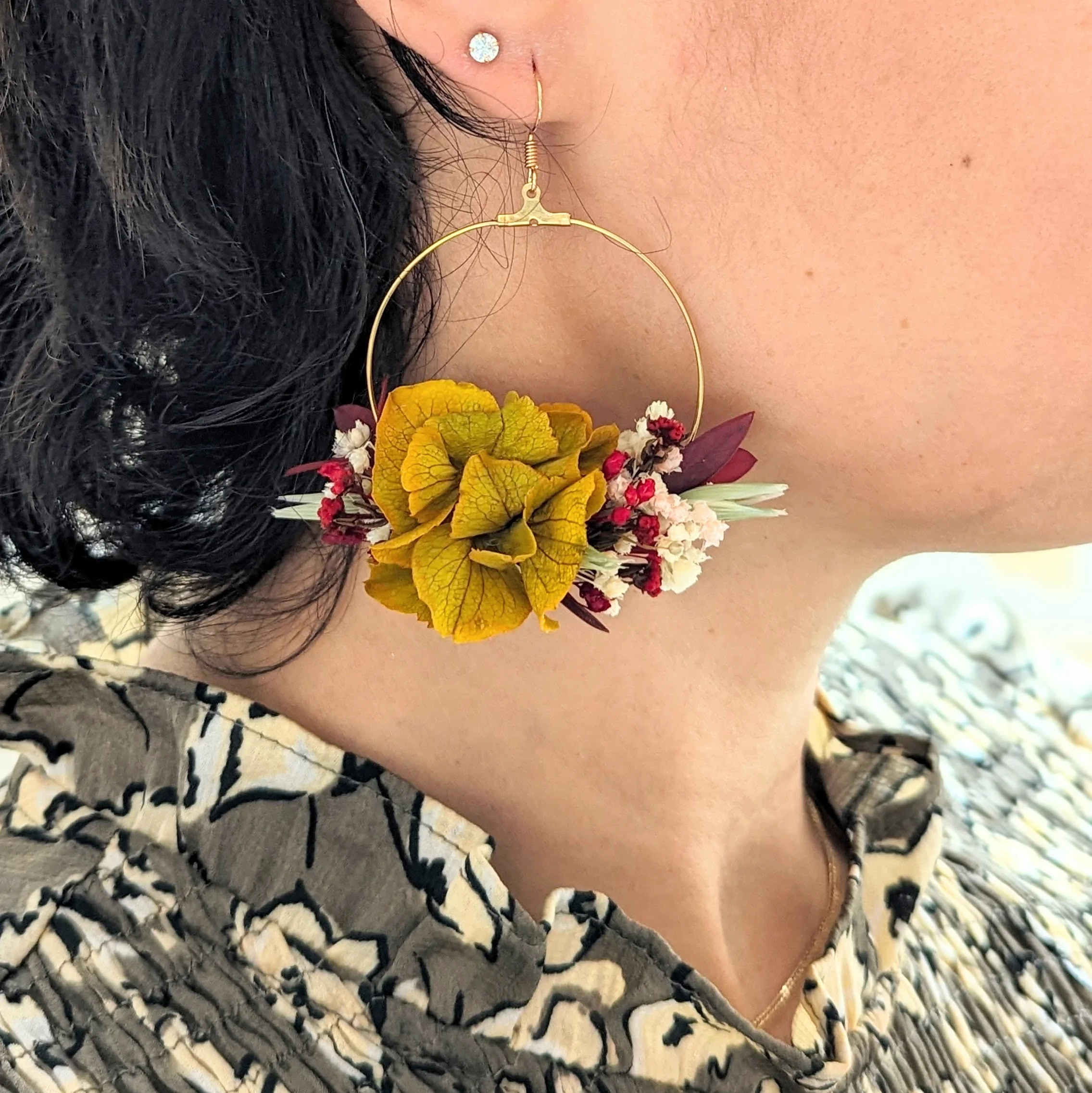 Boucles d’oreilles de mariée artisanales en fleurs séchées & stabilisées safran, Dahlia – Image 4