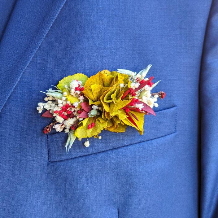 Boutonnière de marié artisanale en fleurs séchées & stabilisées safran, Dahlia