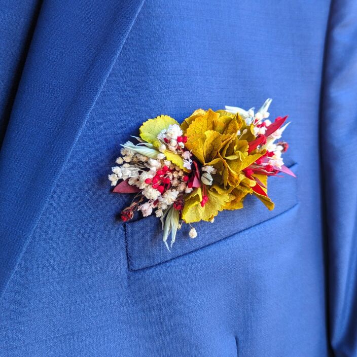 Boutonnière de marié artisanale en fleurs séchées & stabilisées safran, Dahlia 3