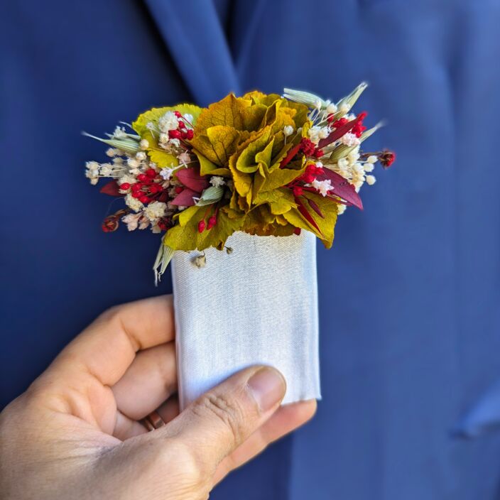 Boutonnière de marié artisanale en fleurs séchées & stabilisées safran, Dahlia 2