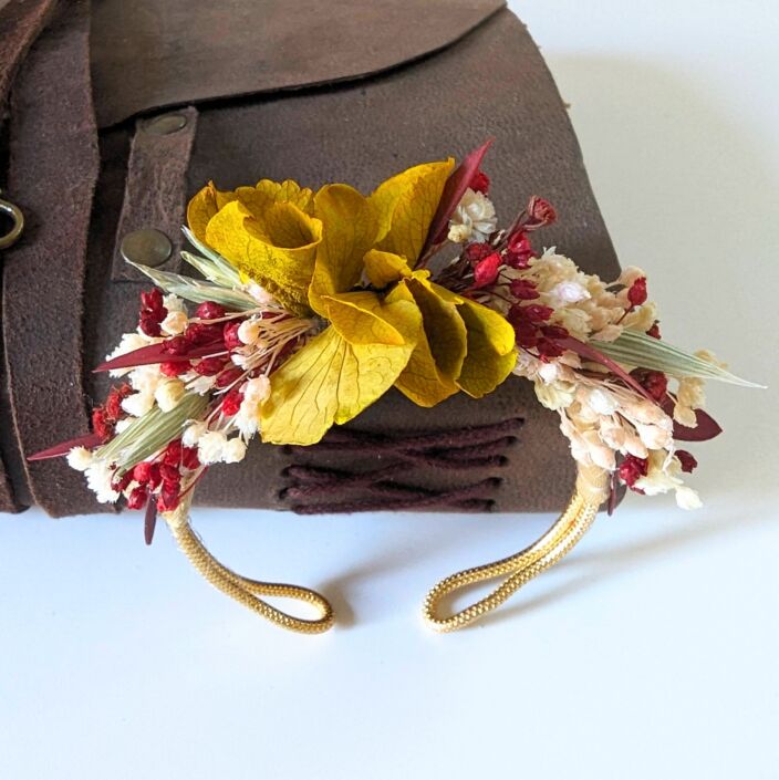 Bracelet de mariée artisanal en fleurs séchées & fleurs stabilisées, Dahlia