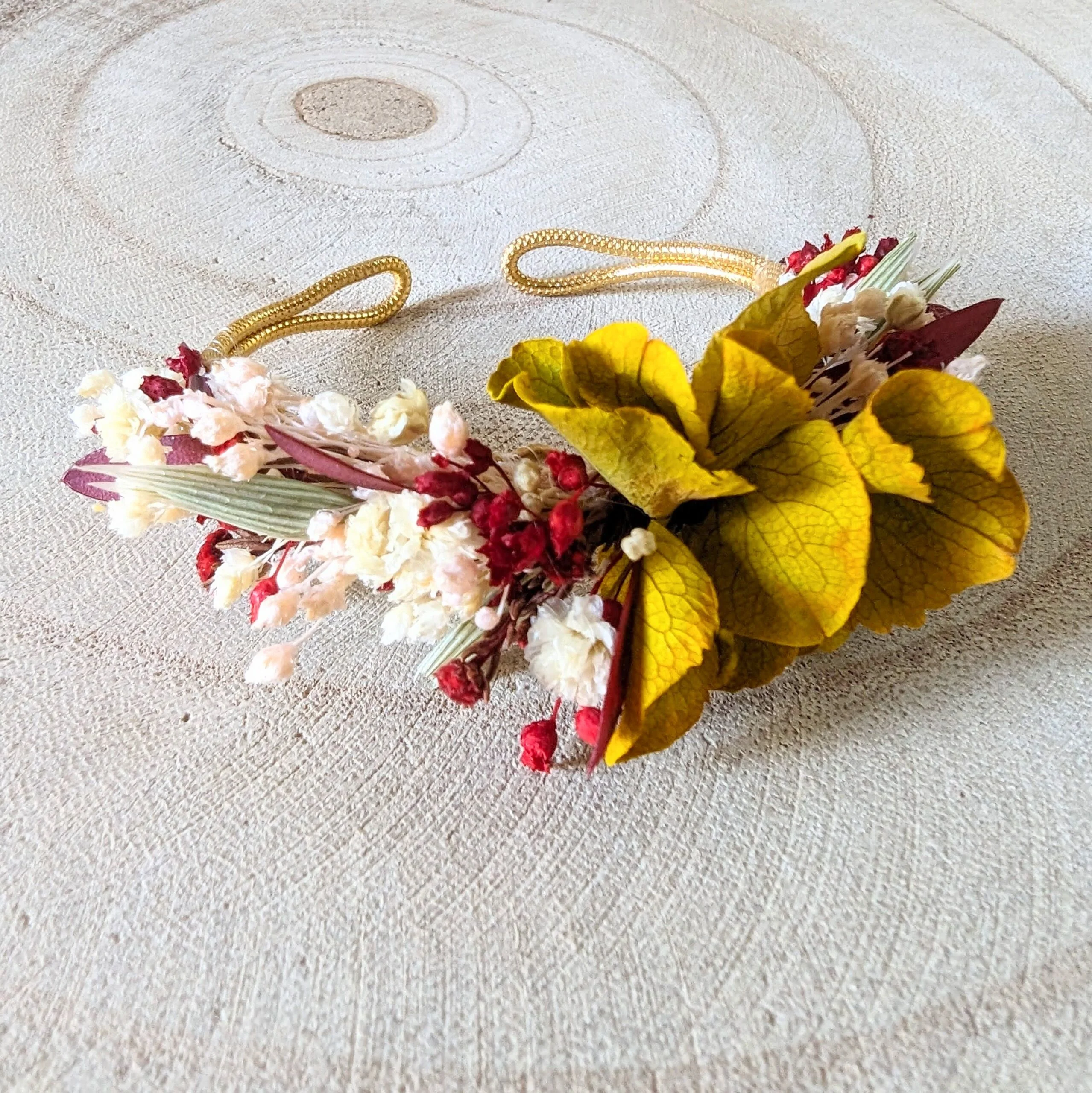 Bracelet de mariée artisanal en fleurs séchées & stabilisées safran, Dahlia – Image 2