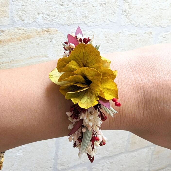 Bracelet de mariée artisanal en fleurs séchées & stabilisées safran, Dahlia 4