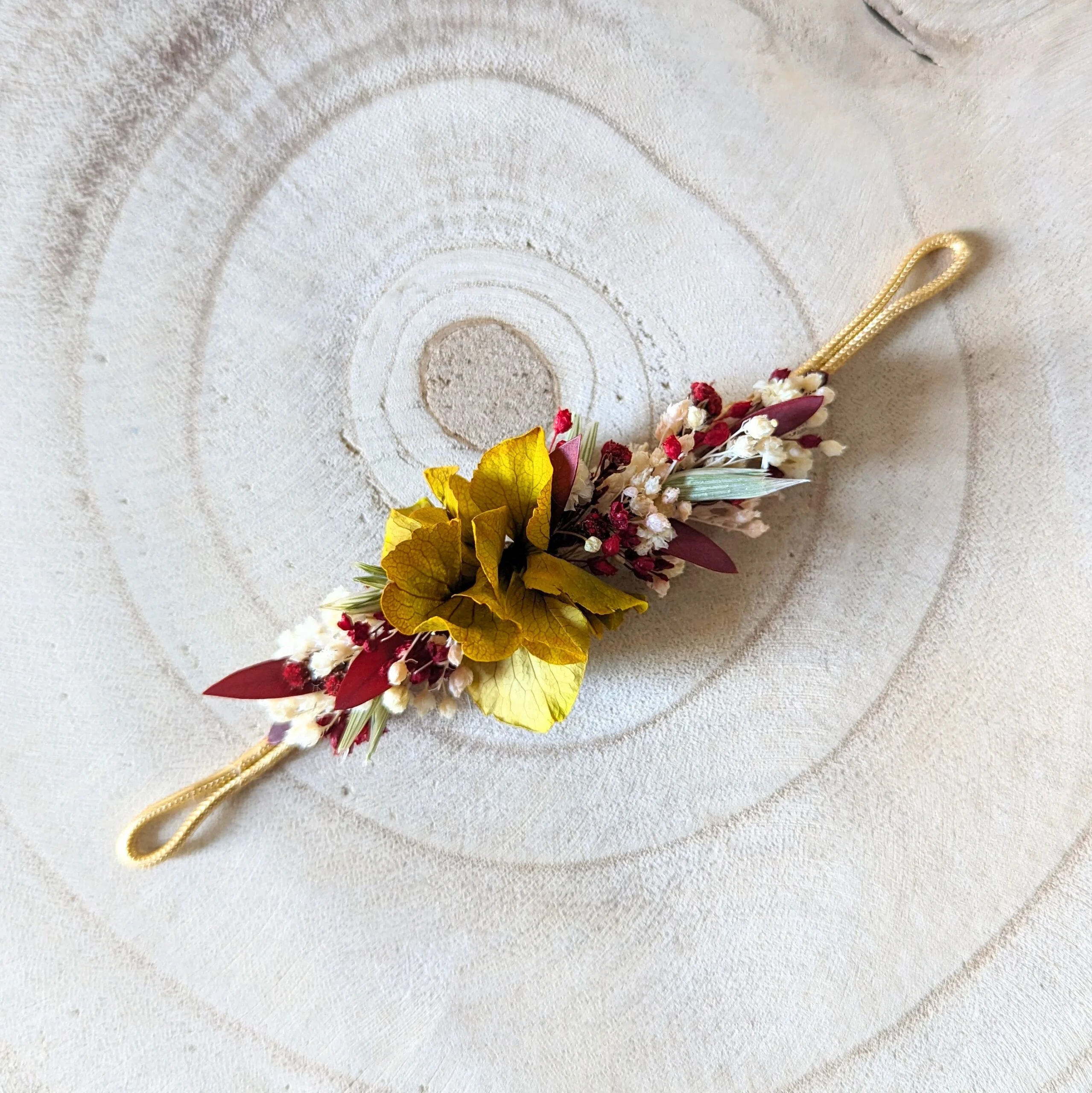 Bracelet de mariée artisanal en fleurs séchées & stabilisées safran, Dahlia – Image 3