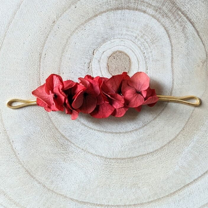 Bracelet artisanal en hortensias stabilisés aux couleurs rouges, Katy 3