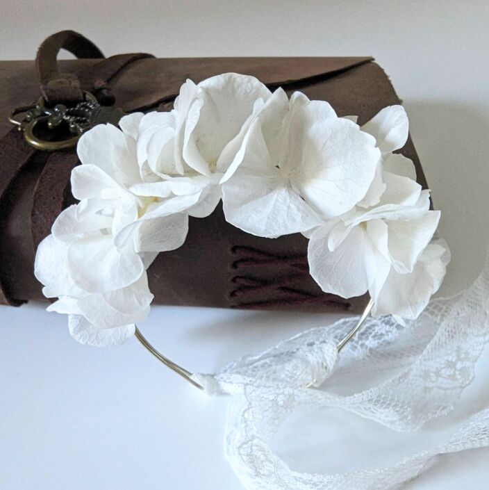 Bracelet de mariée artisanal en hortensias stabilisés blancs, Naëlle 2
