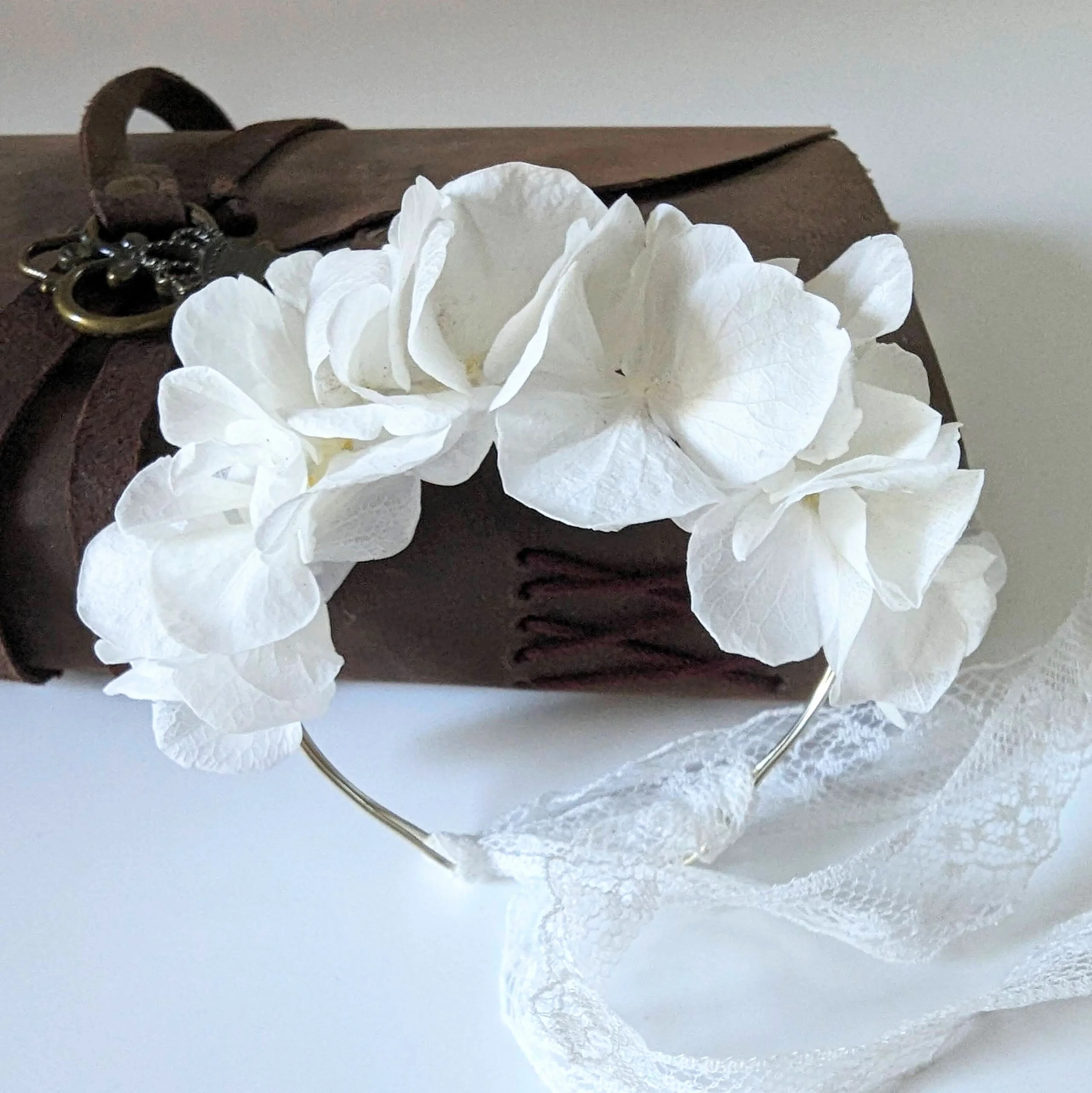 Bracelet de mariée artisanal en hortensias stabilisés blancs, Naëlle – Image 2