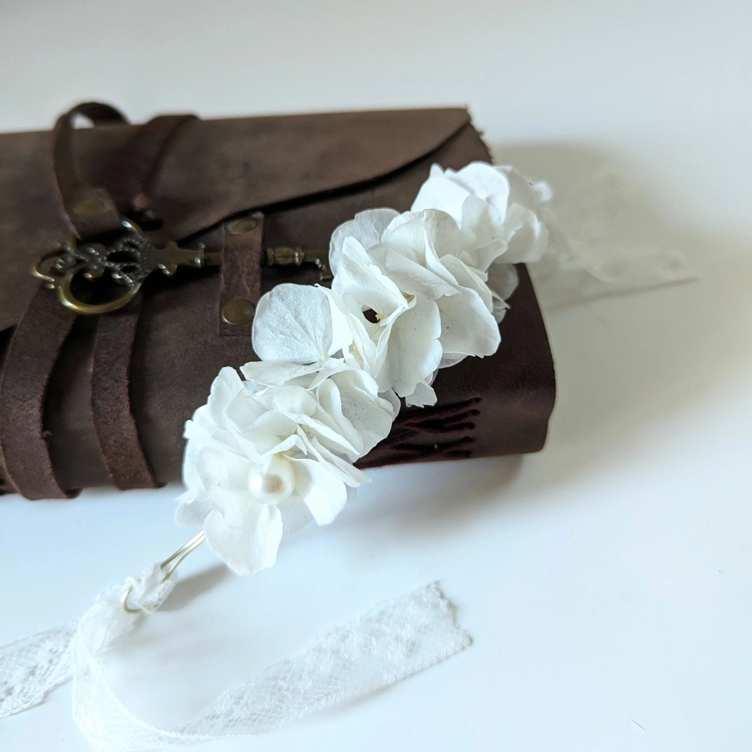 Bracelet de mariée artisanal en hortensias stabilisés blancs, Naëlle – Image 3