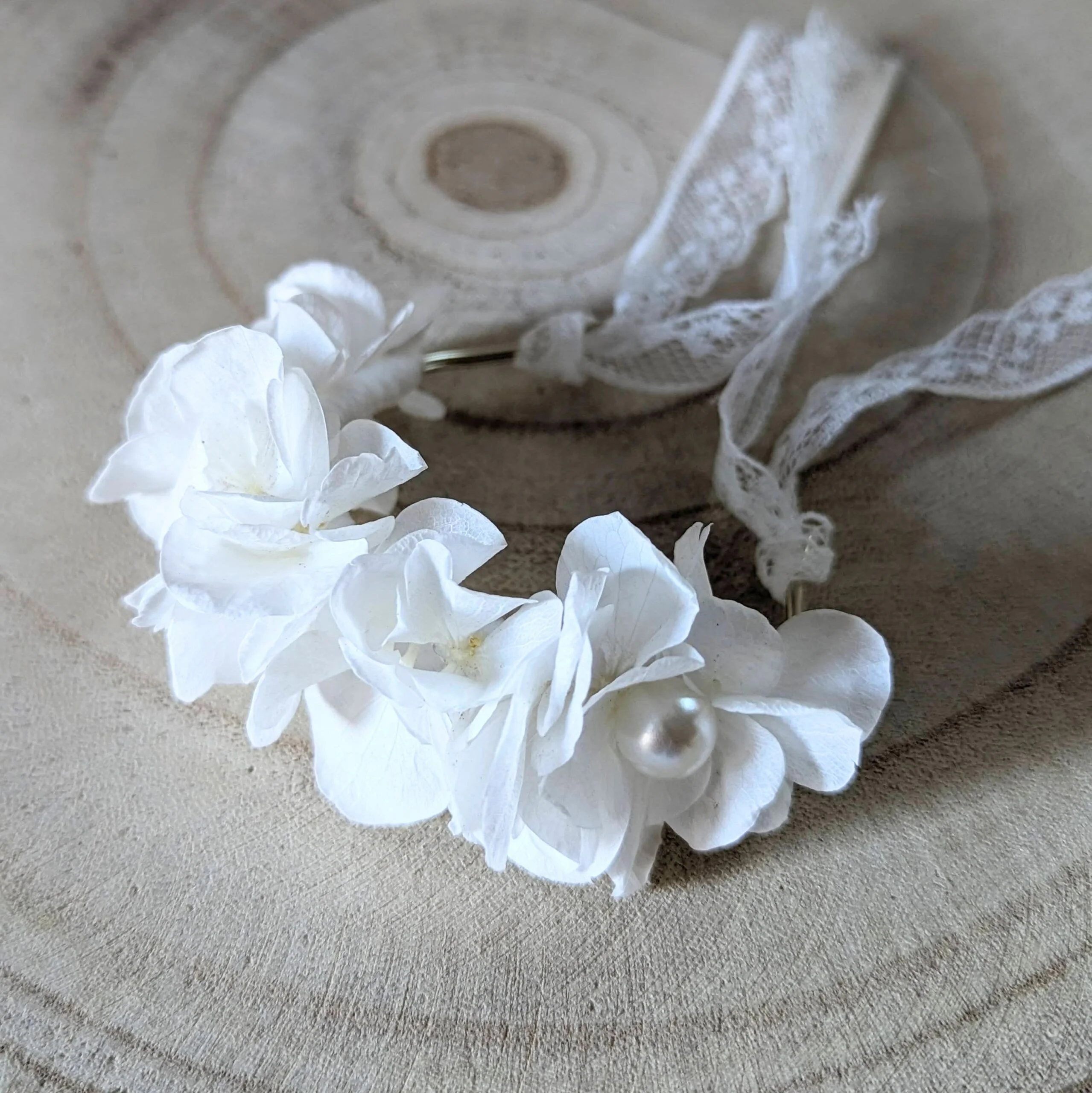 Bracelet de mariée artisanal en hortensias stabilisés blancs, Naëlle – Image 4