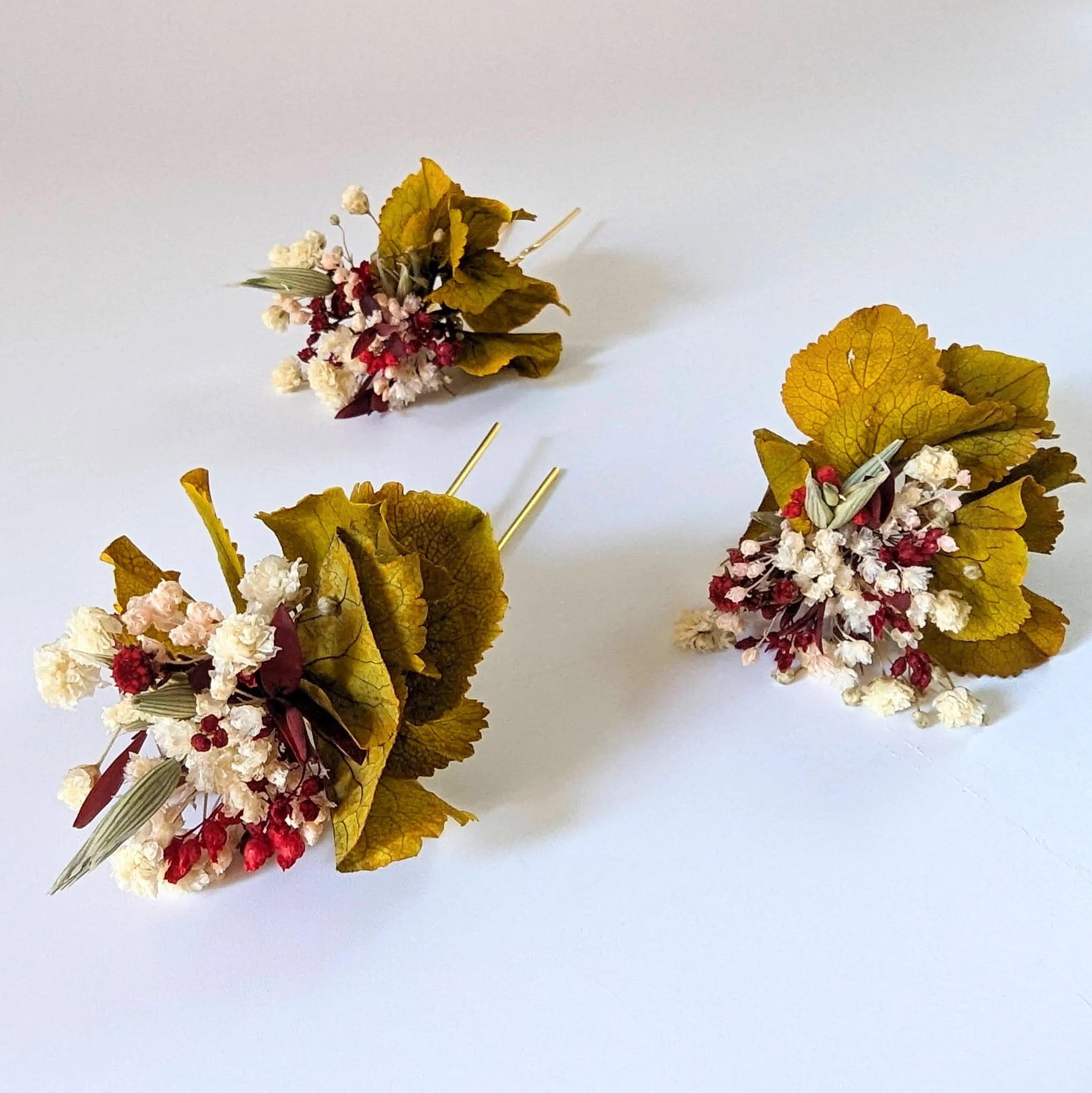 Épingle à cheveux ornée de fleurs séchées & stabilisées safran, Dahlia – Image 2