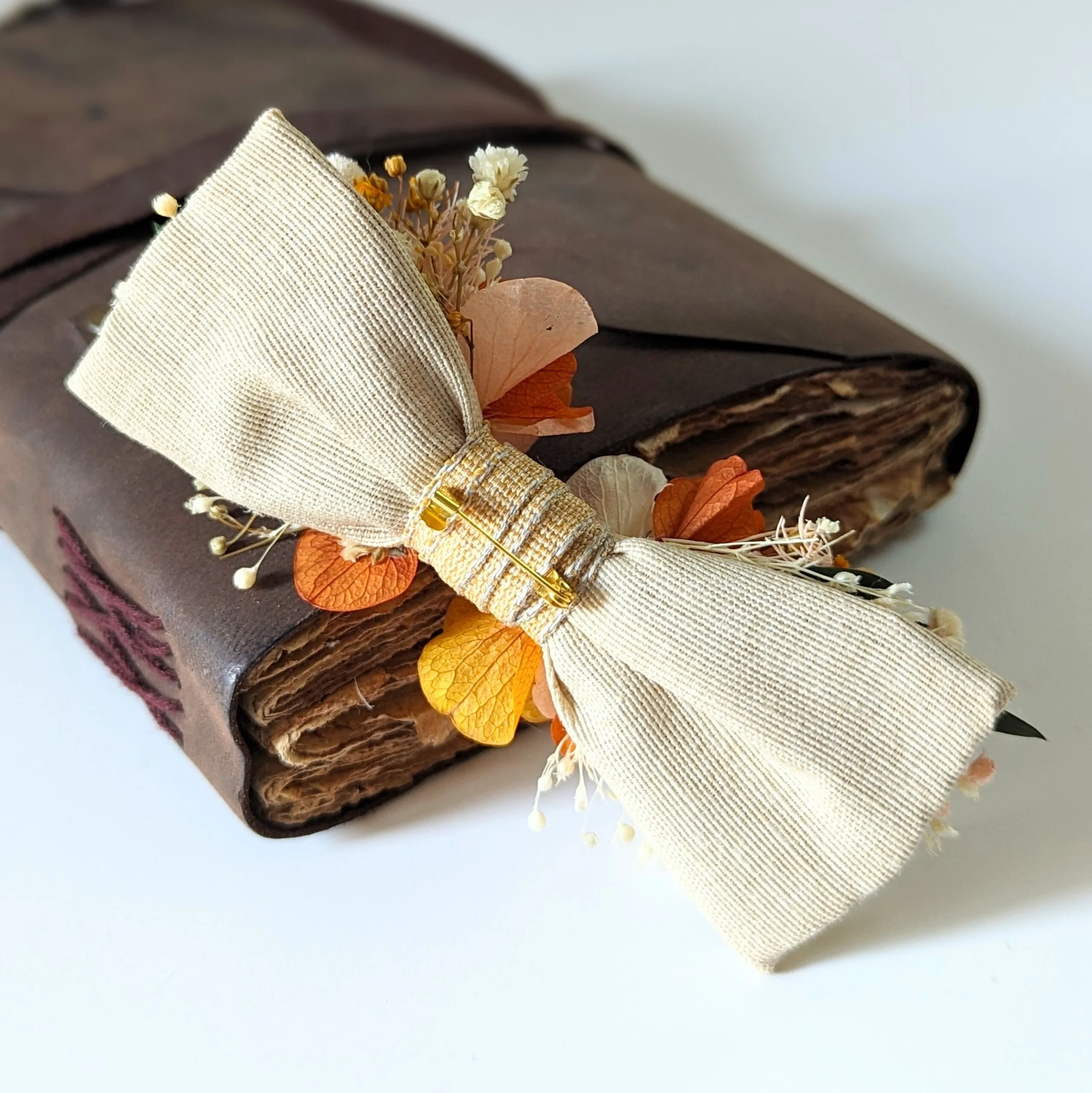Nœud papillon de marié artisanal en fleurs stabilisées orangées, Chloé – Image 4