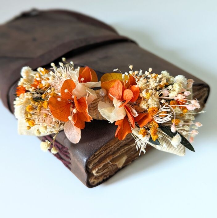 Nœud papillon de marié artisanal en fleurs stabilisées orangées, Chloé