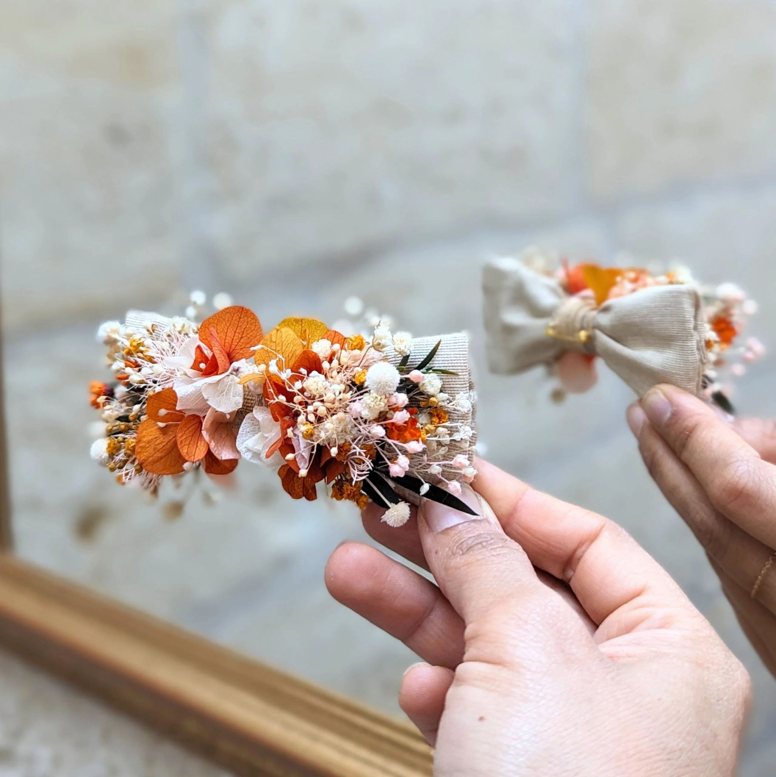 Nœud papillon de marié artisanal en fleurs stabilisées orangées, Chloé – Image 2