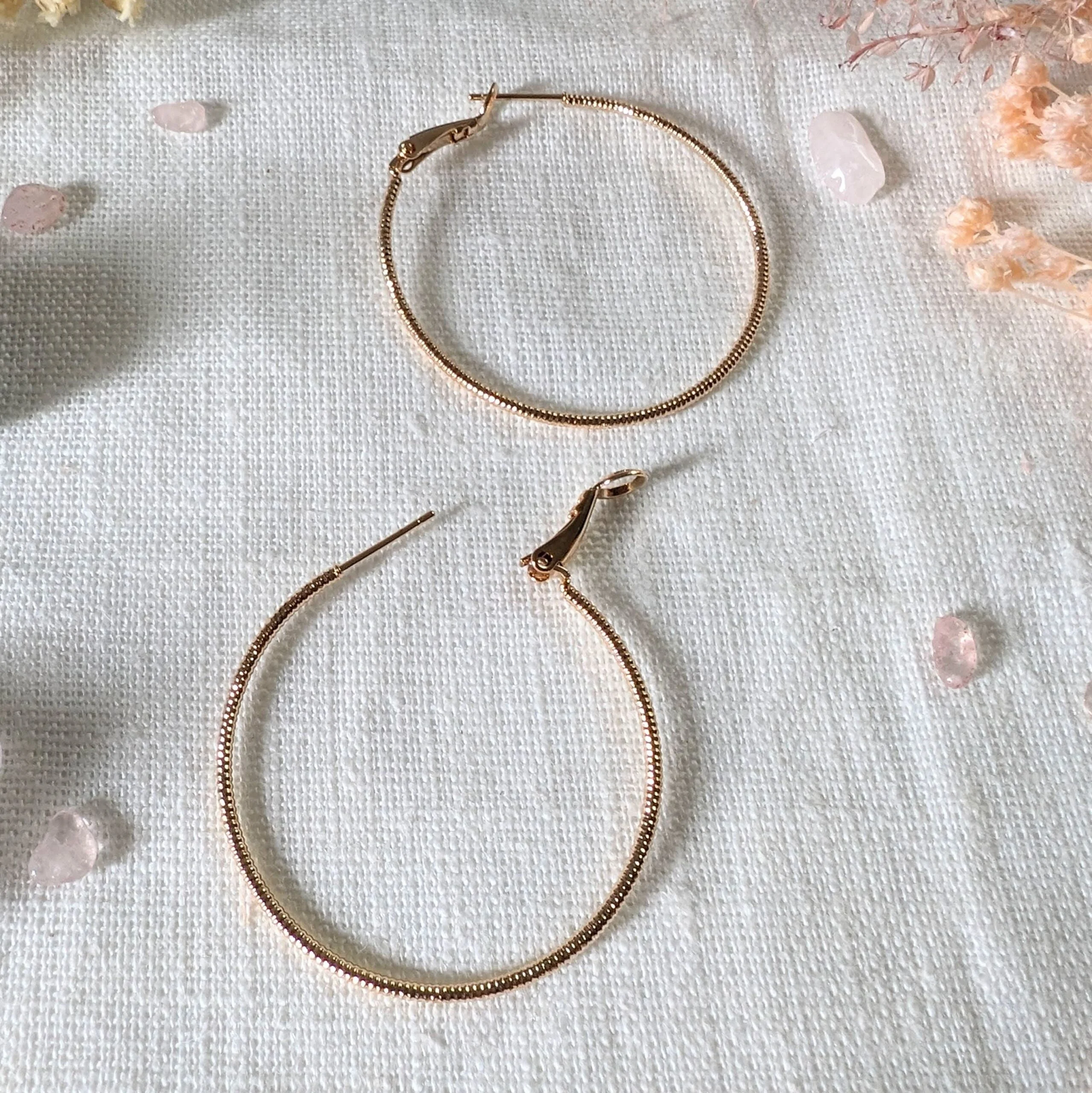 Boucles d'oreilles créoles ciselées plaqué or, Louisa – Image 4