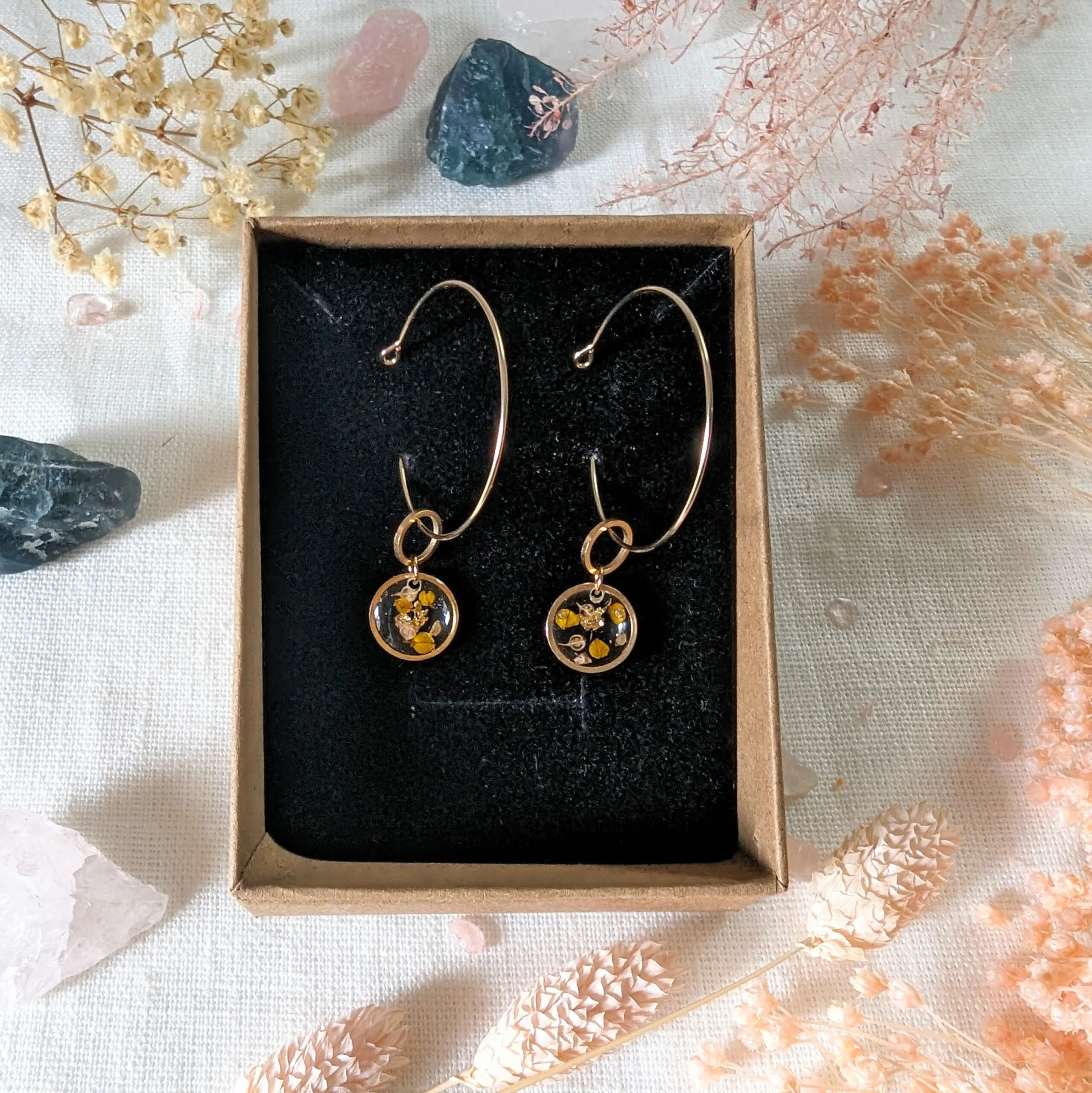 Boucles d’oreilles en fleurs séchées safran, Louise – Image 3