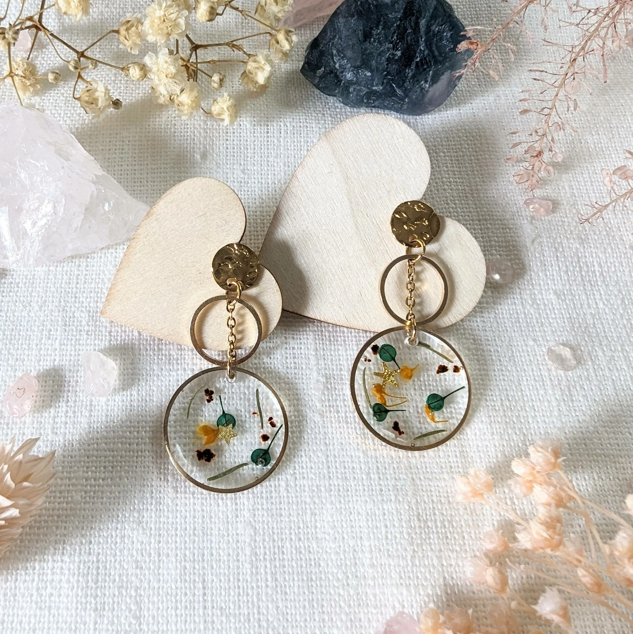 Boucles d’oreilles en fleurs séchées, bleues et safran, Charlotte – Image 3