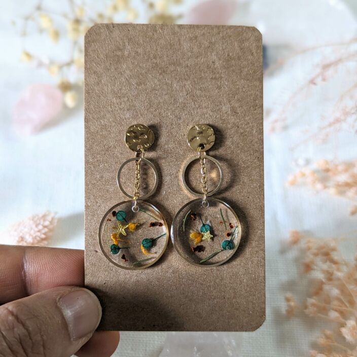 Boucles d’oreilles en fleurs séchées, bleues et safran, Charlotte 2