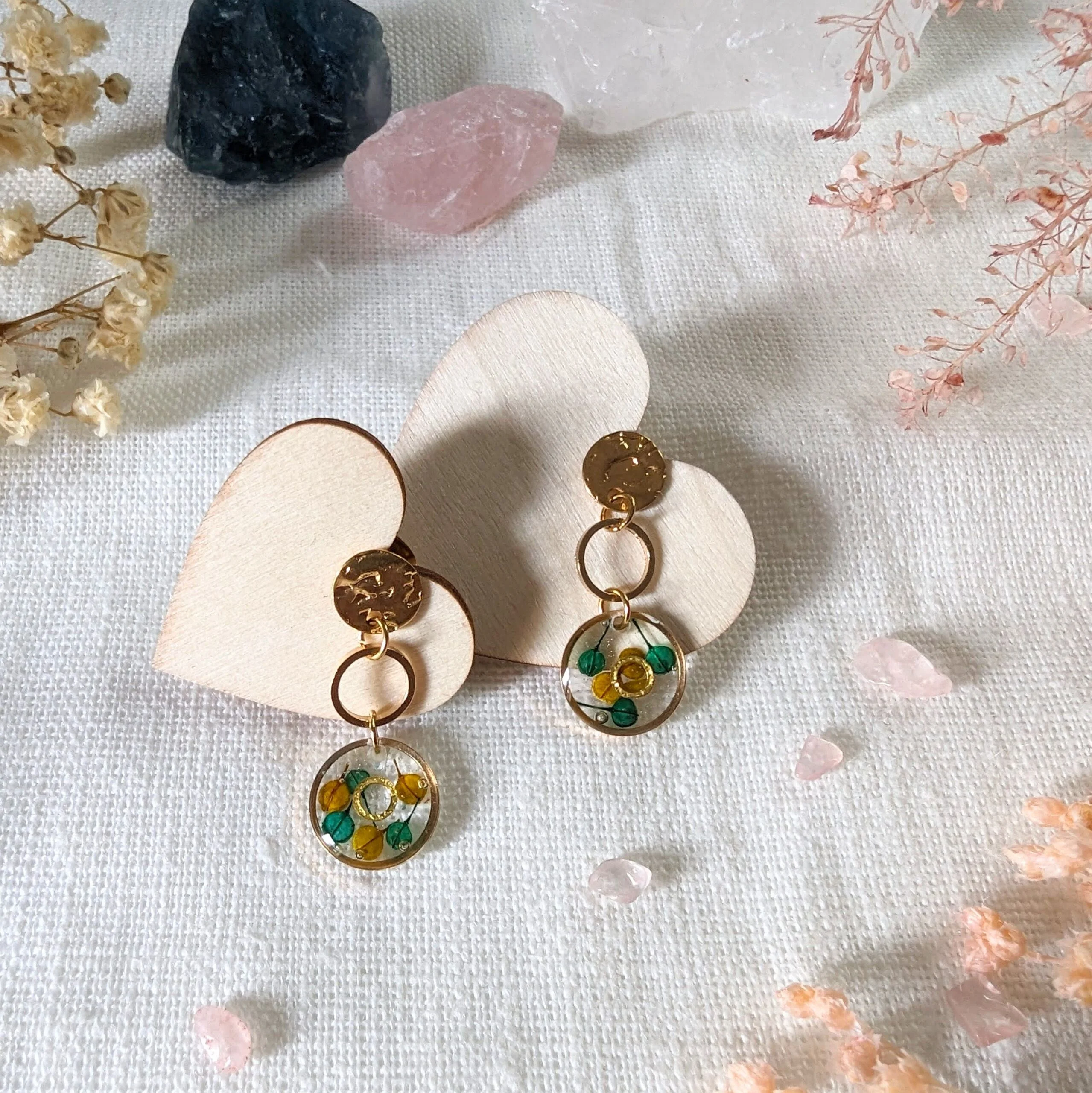 Boucles d’oreilles en fleurs séchées, bleues et safran, Laura – Image 2