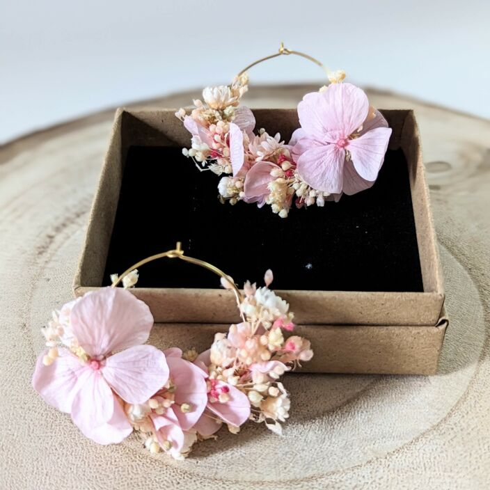 Boucles d’oreilles de mariée artisanal en fleurs stabilisées aux nuances rose, vert, Romy