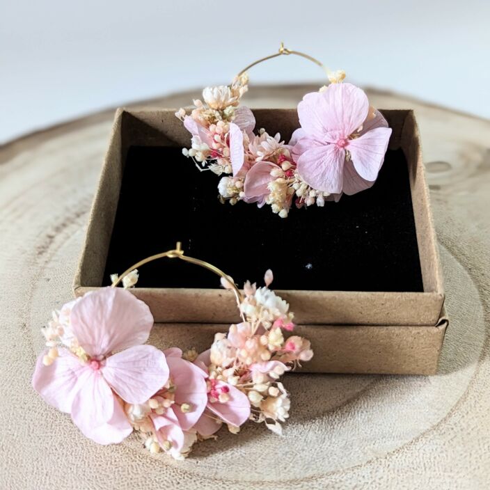 Boucles d’oreilles de mariée artisanal en fleurs stabilisées aux nuances roses, vertes, Romy