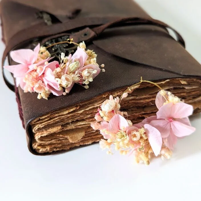 Boucles d’oreilles de mariée artisanal en fleurs stabilisées aux nuances roses, vertes, Romy – Image 2