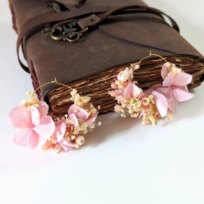 Boucles d’oreilles de mariée artisanal en fleurs stabilisées aux nuances roses, vertes, Romy – Image 3