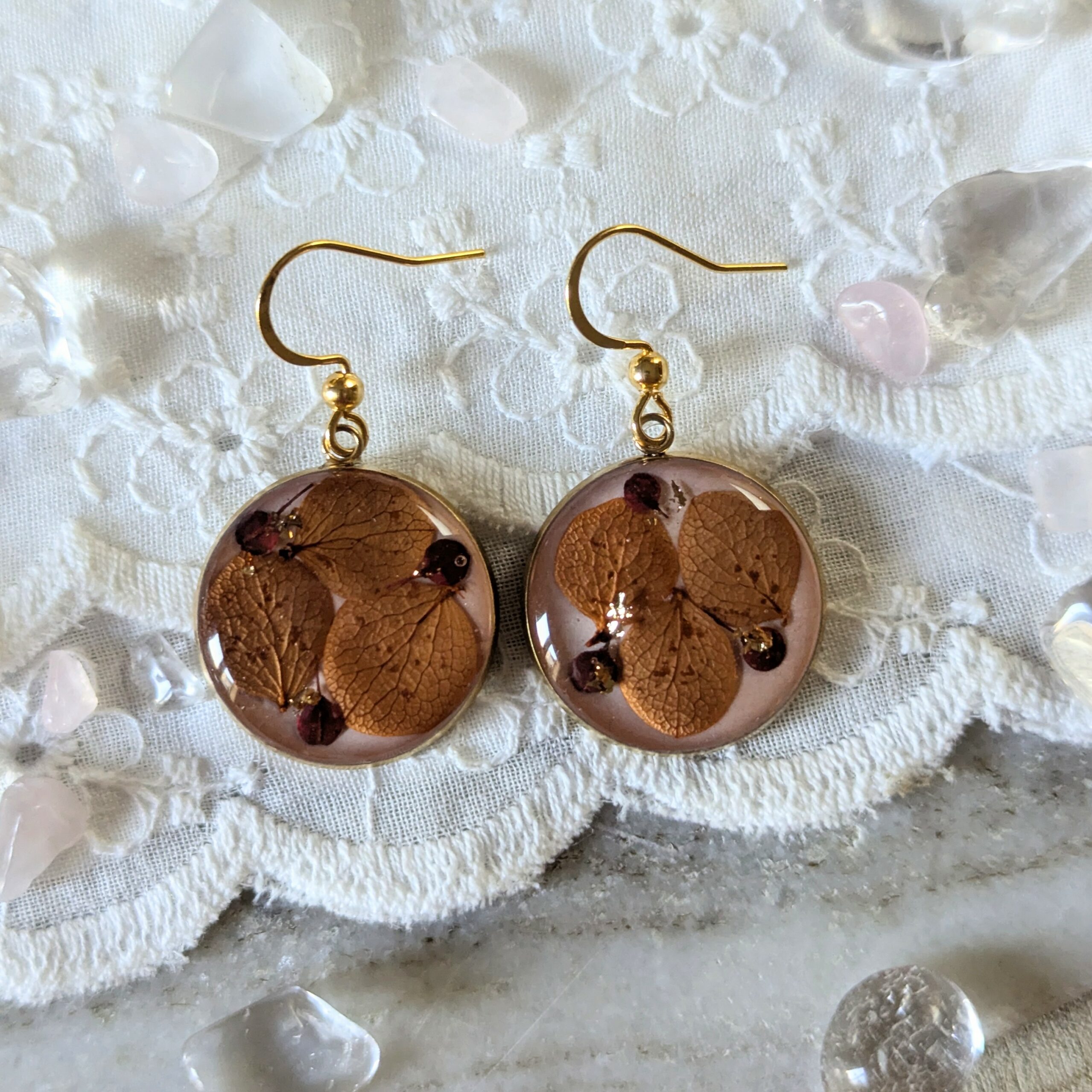 Boucles d’oreilles en résine et fleurs séchées cuivrées, bordeaux, Charlotte – Image 3