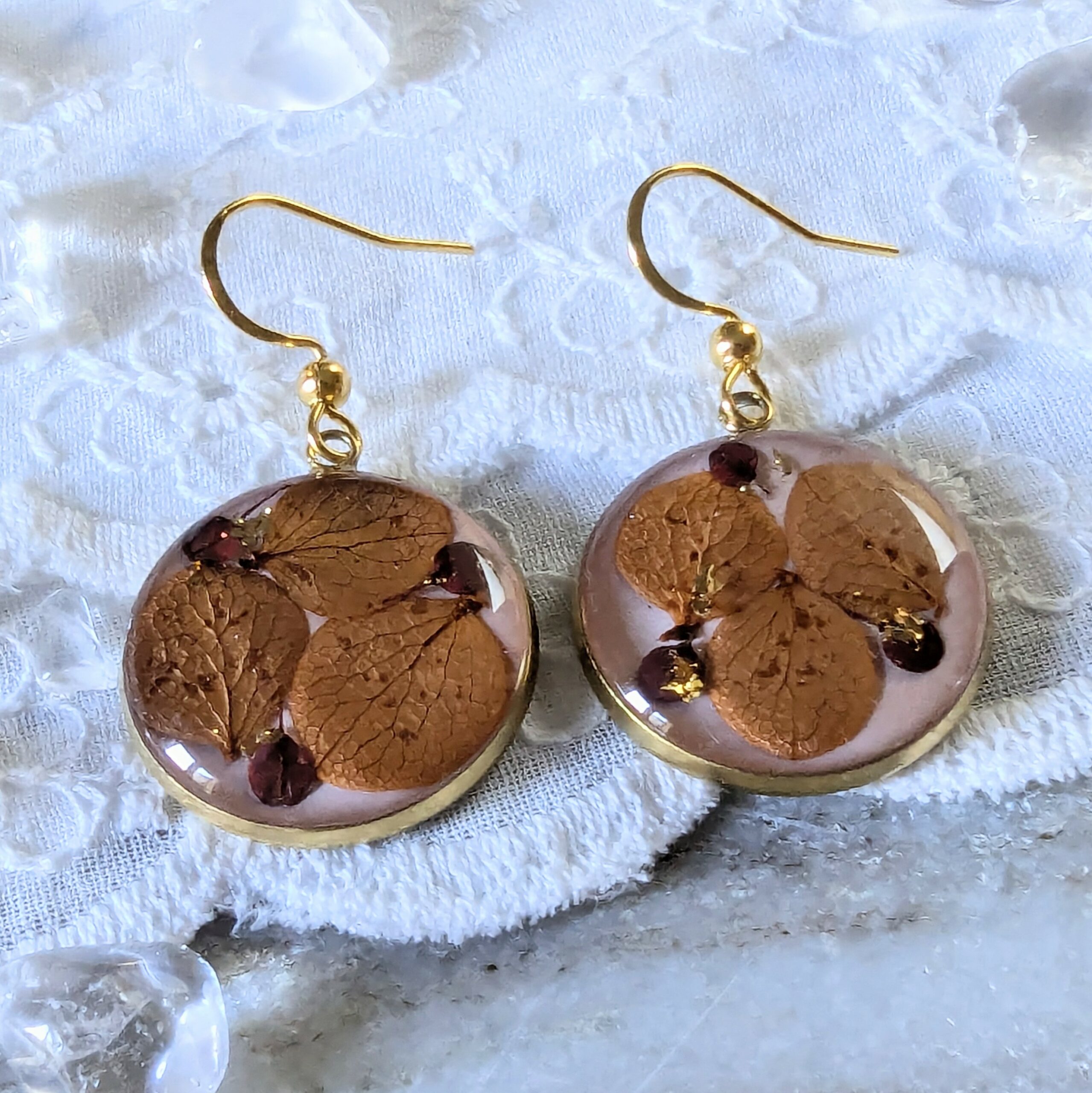 Boucles d’oreilles en résine et fleurs séchées cuivrées, bordeaux, Charlotte